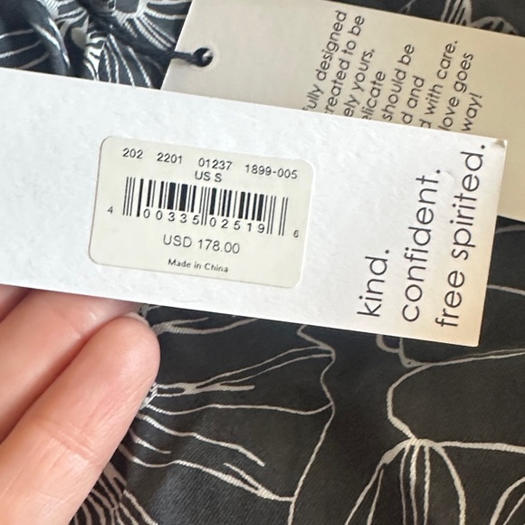 Chic Floral Maxi Skirt in Black and White - Picture 2 of 4